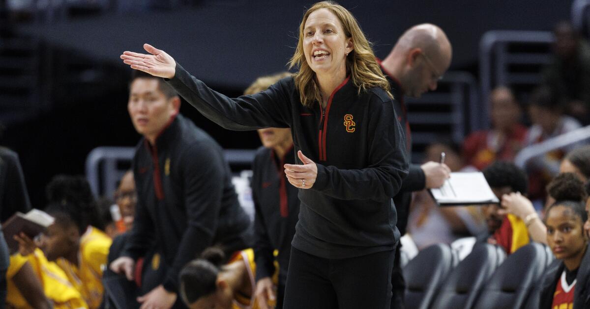 urlhttps3A2F2Fcalifornia-times-brightspot.s3.amazonaws.com2F632F582F2918d32345f09a22bf8f4731b3732F1529824-sp-ncaa-bkw-usc-south-carolina-37-gmf.jpg