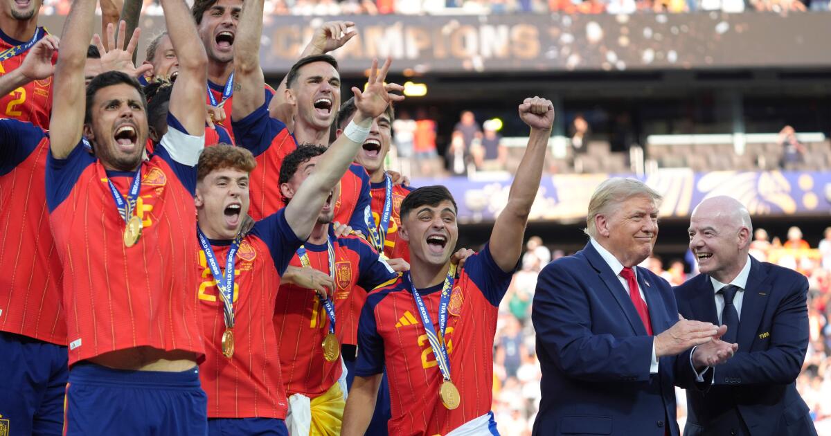 Trump sigue incómodo mucho después de entregarle el trofeo de la Copa del Mundo a España