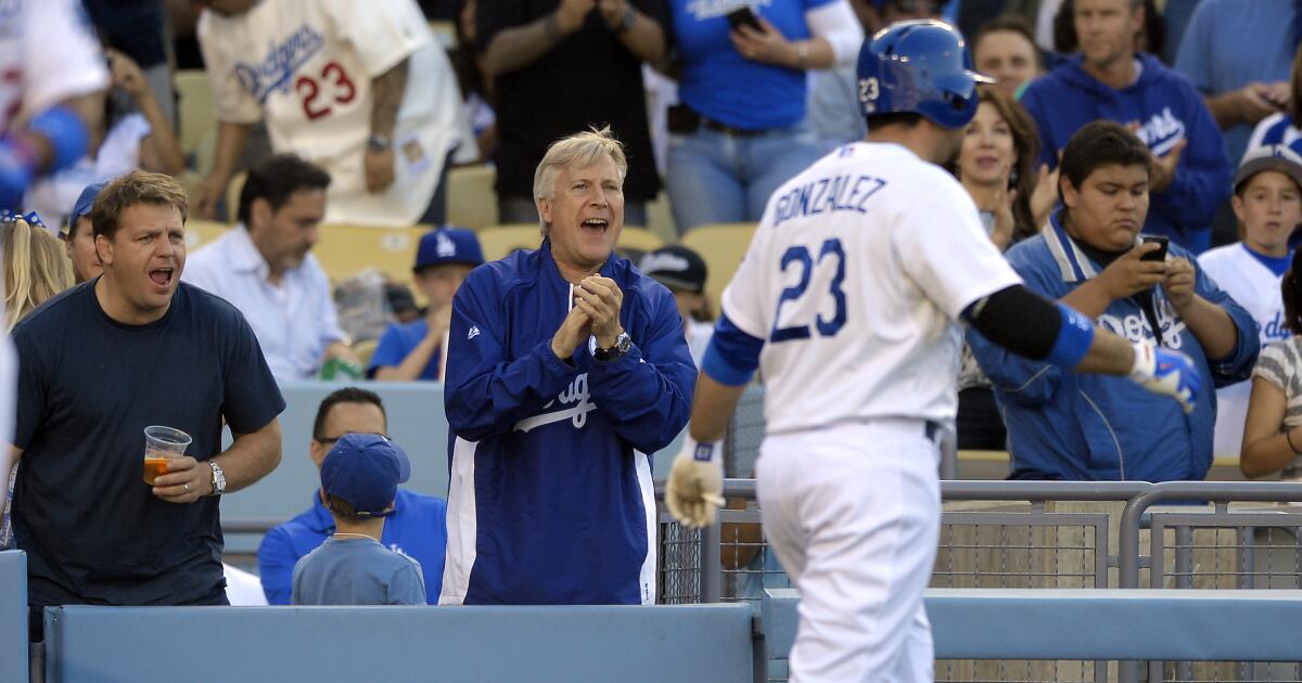 Se informa que el imperio financiero del propietario de los Dodgers, Mark Walter, está bajo investigación