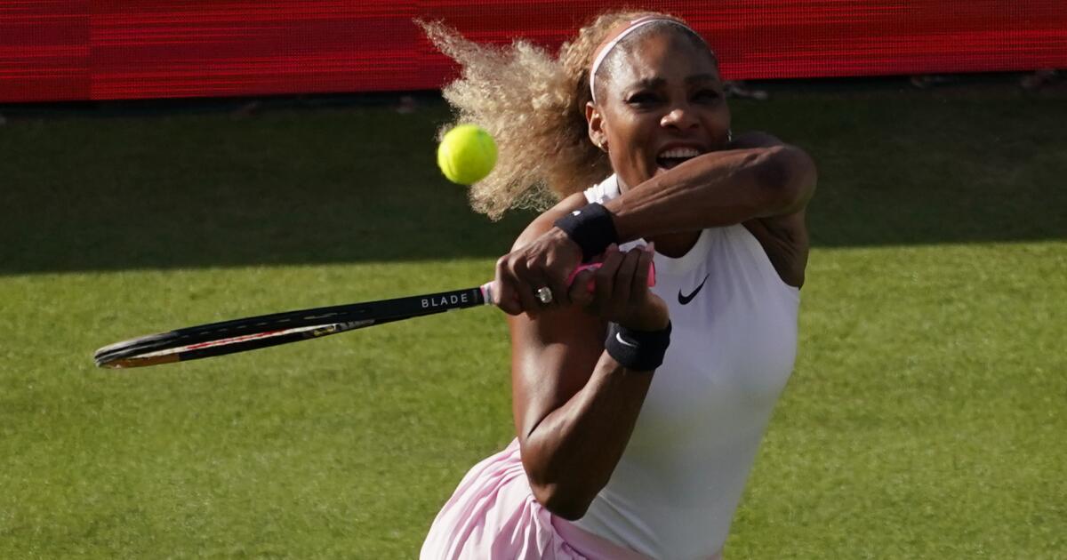 Serena Williams gana dobles en su primer partido en casi cuatro años