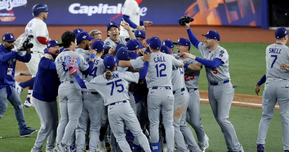 urlhttps3A2F2Fcalifornia-times-brightspot.s3.amazonaws.com2F7c2F542F37e4642a4343a41d5e084f3daffd2F1528445-sp-mlb-world-series-dodgers-blue-jays-game7-gmf-7385.jpg