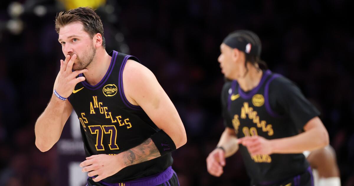 Luka Doncic anota en la victoria de los Lakers sobre los Cavaliers