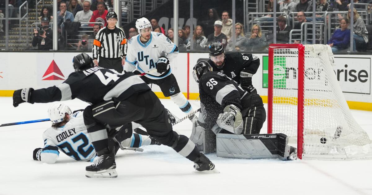 urlhttps3A2F2Fcalifornia-times-brightspot.s3.amazonaws.com2F832Fa72F613be6f3472bb97ed1b82cd378a22Fmammoth-kings-hockey-3-228.jpg