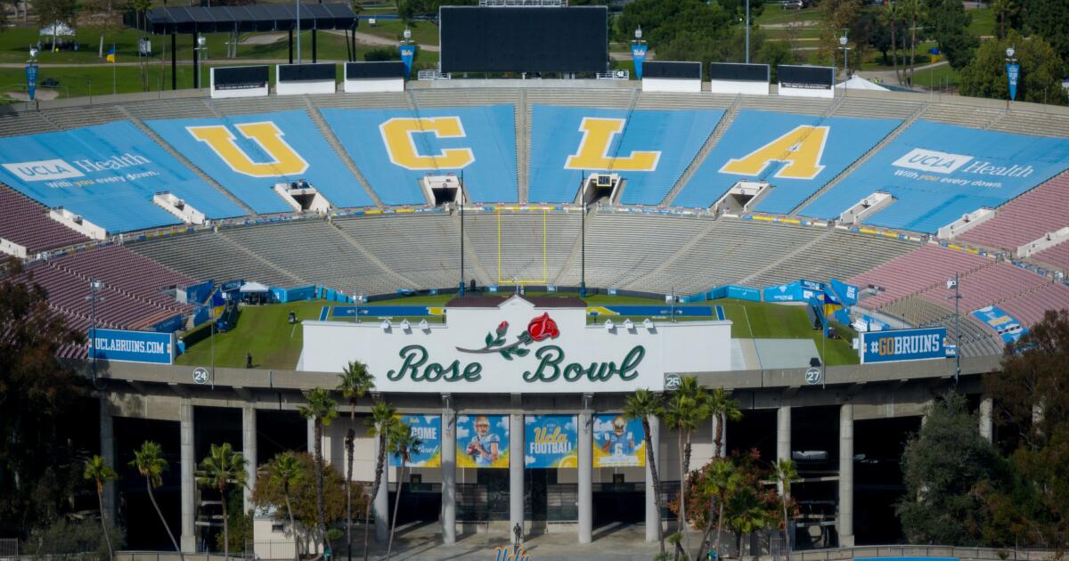 urlhttps3A2F2Fcalifornia-times-brightspot.s3.amazonaws.com2F872F702F38815d904006af15beafb48636652F1531028-sp-ncaa-fbc-ucla-washington-009-eat.jpg