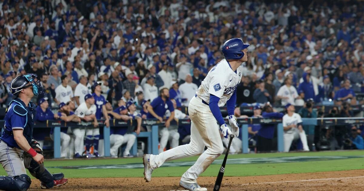 urlhttps3A2F2Fcalifornia-times-brightspot.s3.amazonaws.com2F8e2F652Ff694ec71482eaf3c52f87faca6242F1526994-sp-mlb-world-series-dodgers-blue-jays-game3-rcg-90.jpg