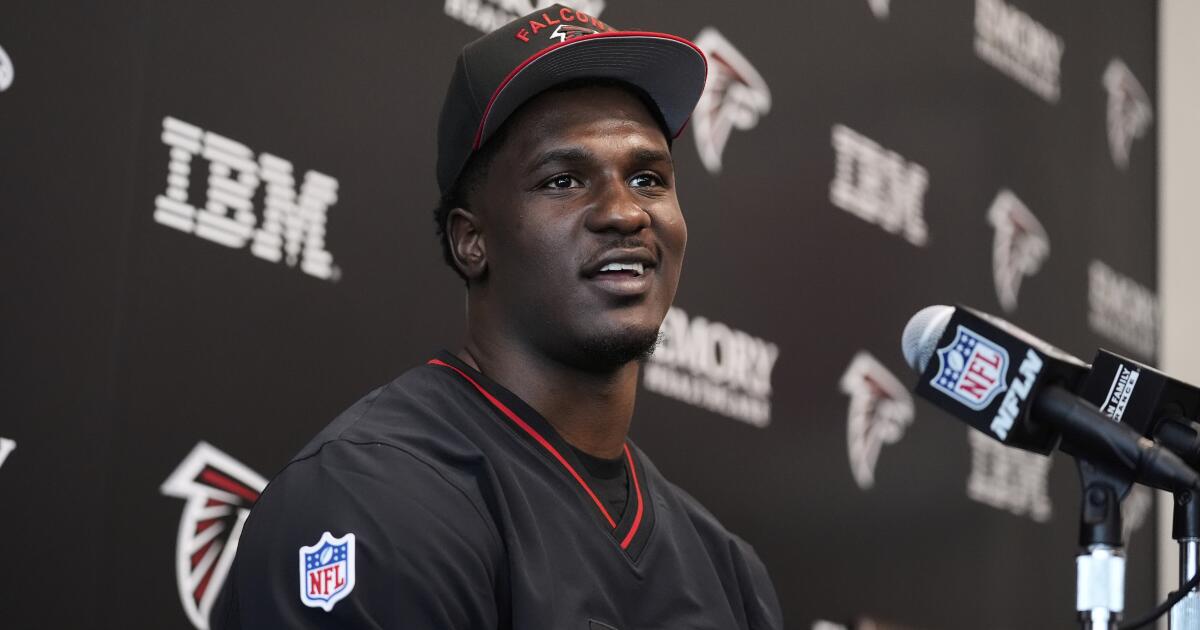 urlhttps3A2F2Fcalifornia-times-brightspot.s3.amazonaws.com2F8f2F9c2F80a9350a4e6691dcece4bae359cf2Fdraft-falcons-football-59005.jpg