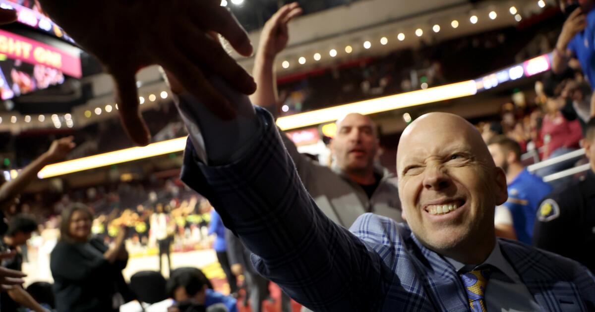 Las polémicas críticas de Mick Cronin no sacuden a los jugadores de UCLA