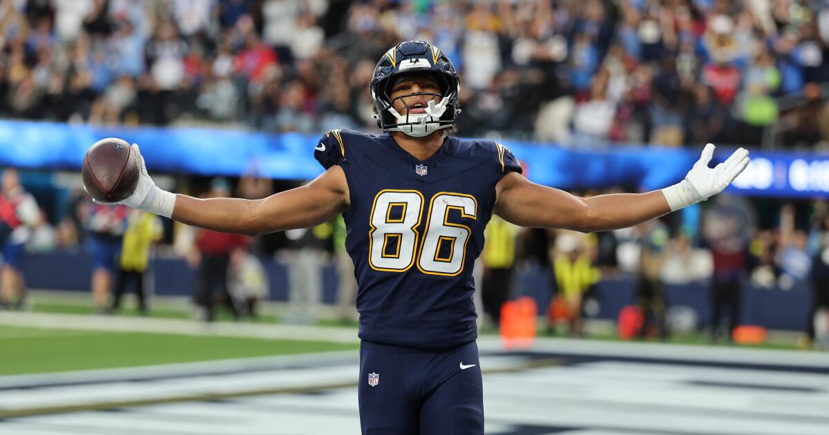 urlhttps3A2F2Fcalifornia-times-brightspot.s3.amazonaws.com2F992F292Fe47fdfcd48b3bfbaebaf60a9bb212Ftexans-chargers-football-11834.jpg