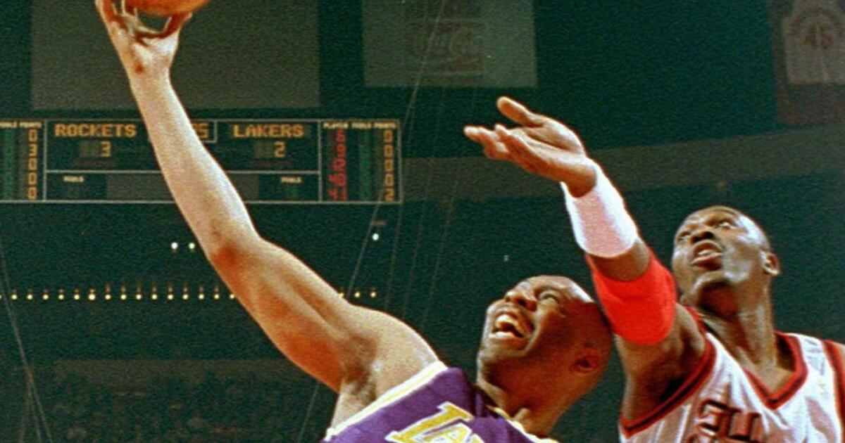 El ex Laker Elden Campbell, conocido por su estilo natural, muere a los 57 años