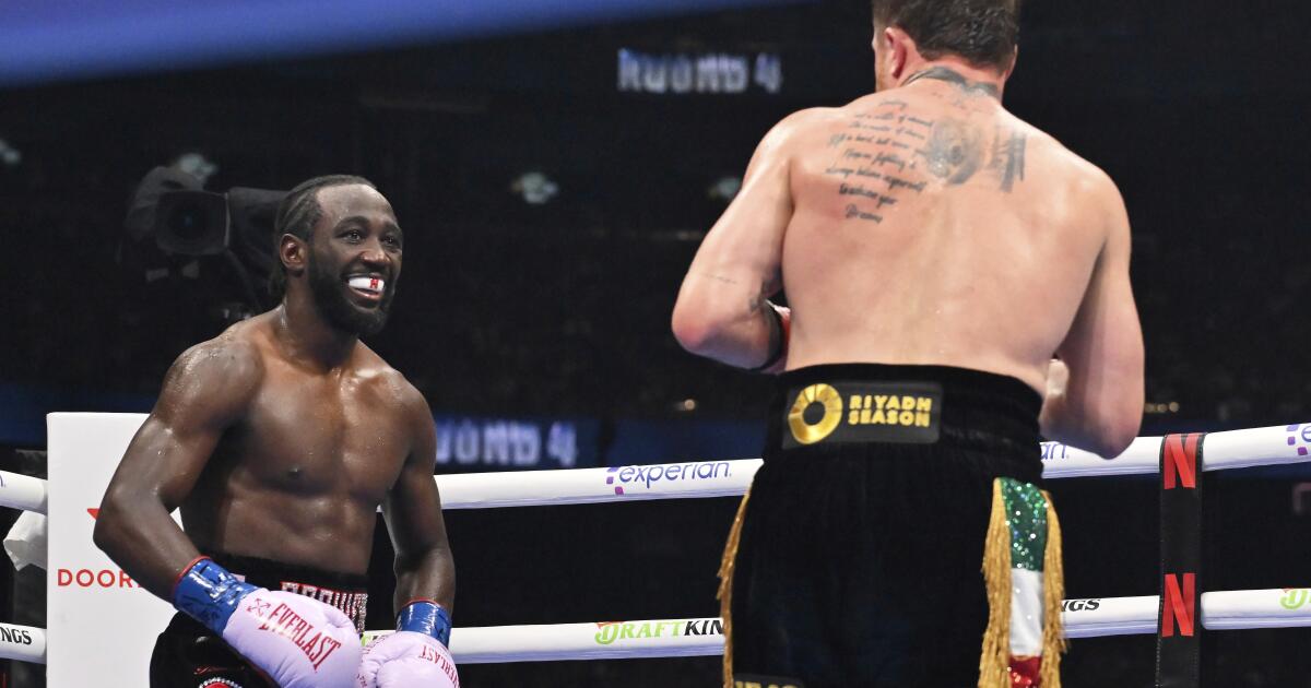 urlhttps3A2F2Fcalifornia-times-brightspot.s3.amazonaws.com2Faa2Faa2Fc09f9c0c44c78a403ab6cca65fed2Falvarez-crawford-boxing-61180.jpg