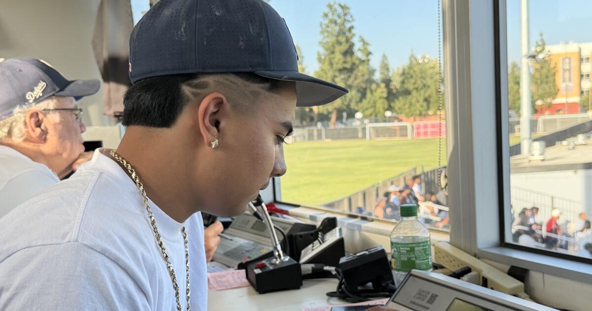 Discusión de preparación: el barbero adolescente ayuda a los jugadores de béisbol a verse bien durante los playoffs
