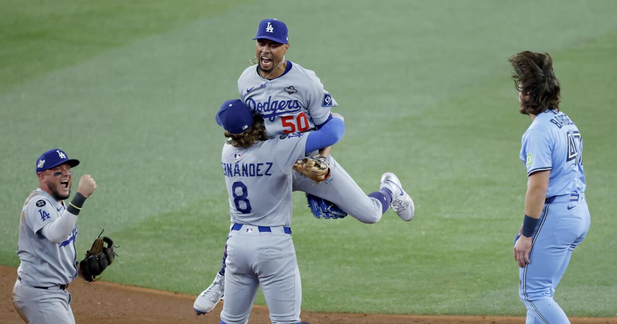 urlhttps3A2F2Fcalifornia-times-brightspot.s3.amazonaws.com2Fb42F612Fa44f199c4813994070f1be1f688d2F1528319-sp-mlb-world-series-dodgers-blue-jays-game6-gmf-7336.jpg
