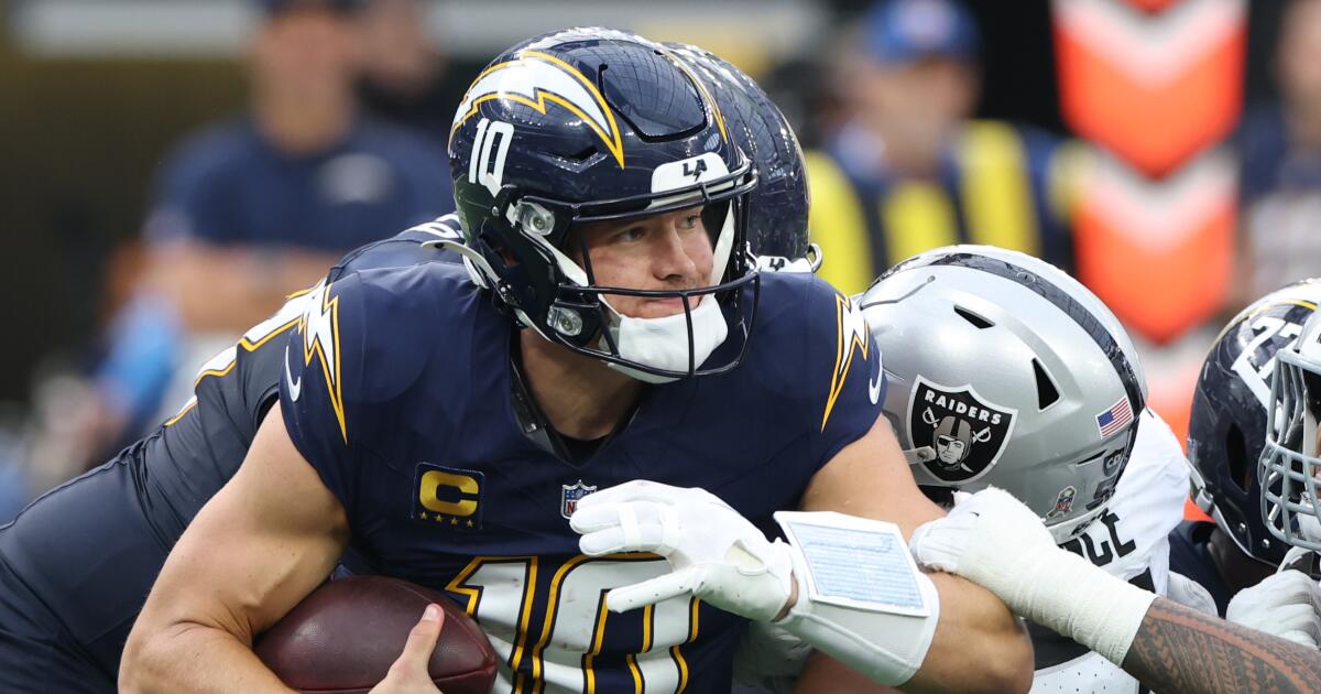 El mariscal de campo de los Chargers, Justin Herbert, el día a día tras someterse a una cirugía en la mano