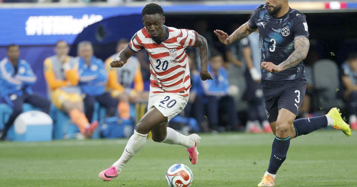 urlhttps3A2F2Fcalifornia-times-brightspot.s3.amazonaws.com2Fc22Fec2F963fadcc4ab9b6aa9260f9c376532F1558610-sp-world-cup-group-stage-usa-paraguay-rb-3226.jpg