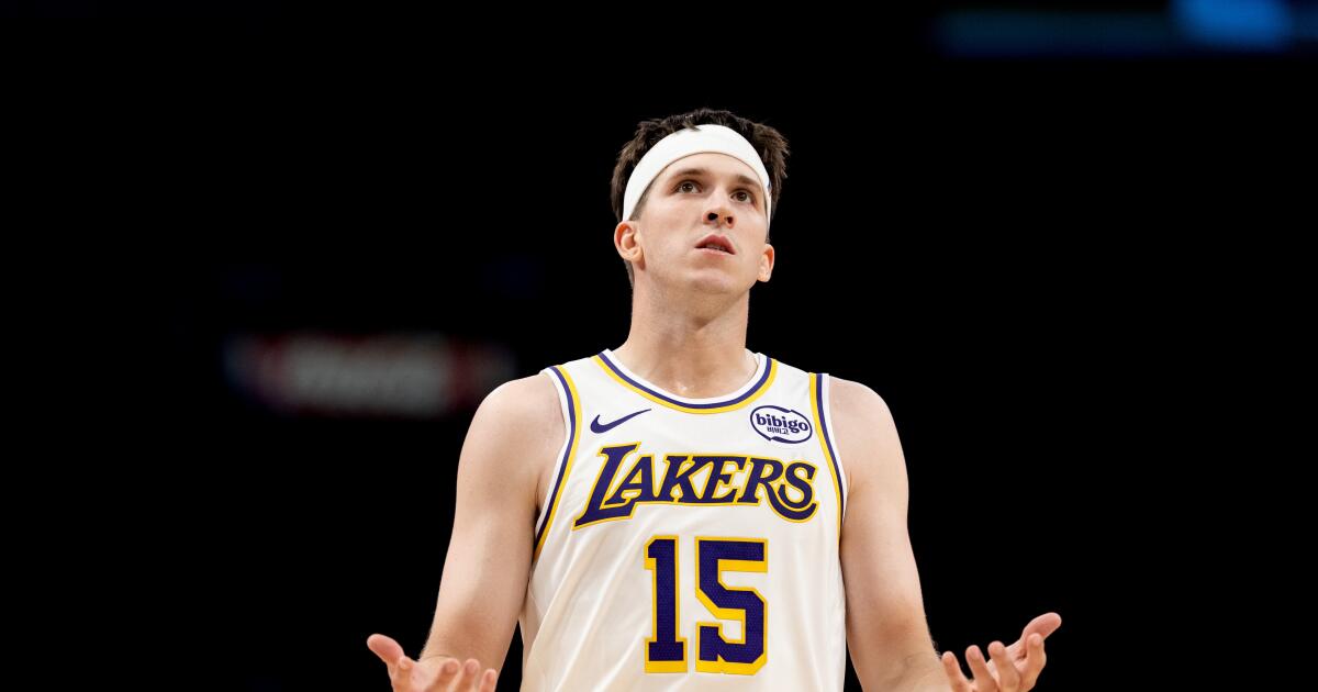 Austin Reaves de los Lakers estará fuera al menos un mes por lesión en la pantorrilla
