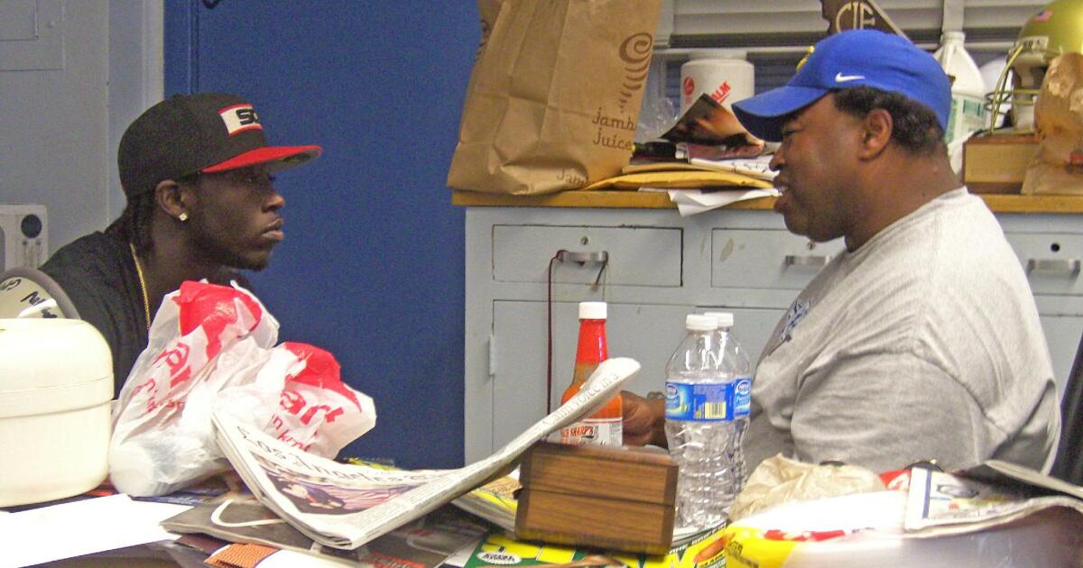 El entrenador de fútbol Robert Garrett sigue desaparecido en Crenshaw High.