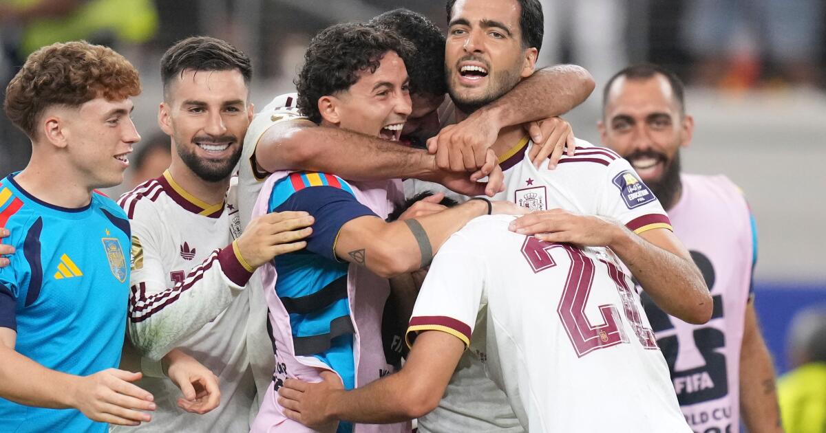 urlhttps3A2F2Fcalifornia-times-brightspot.s3.amazonaws.com2Fde2Fea2F6a8a66544554b1e3492ec56886f02Faptopix-spain-france-wcup-soccer-397-1.jpg