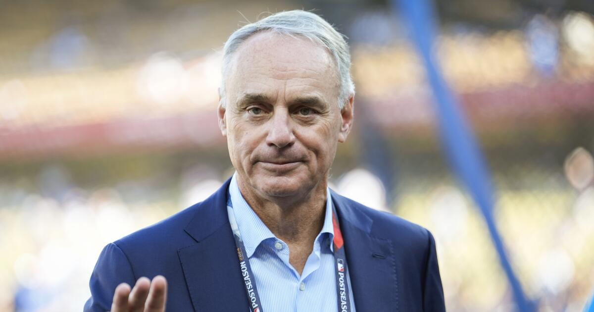 Rob Manfred mantiene a la MLB alejada del presidente de LA28, Casey Wasserman