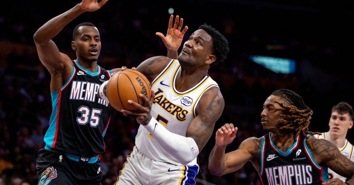 urlhttps3A2F2Fcalifornia-times-brightspot.s3.amazonaws.com2Fe82F372Fc3284a40478eaa3494a0fdc570712Fgrizzlies-lakers-basketball-00478.jpg