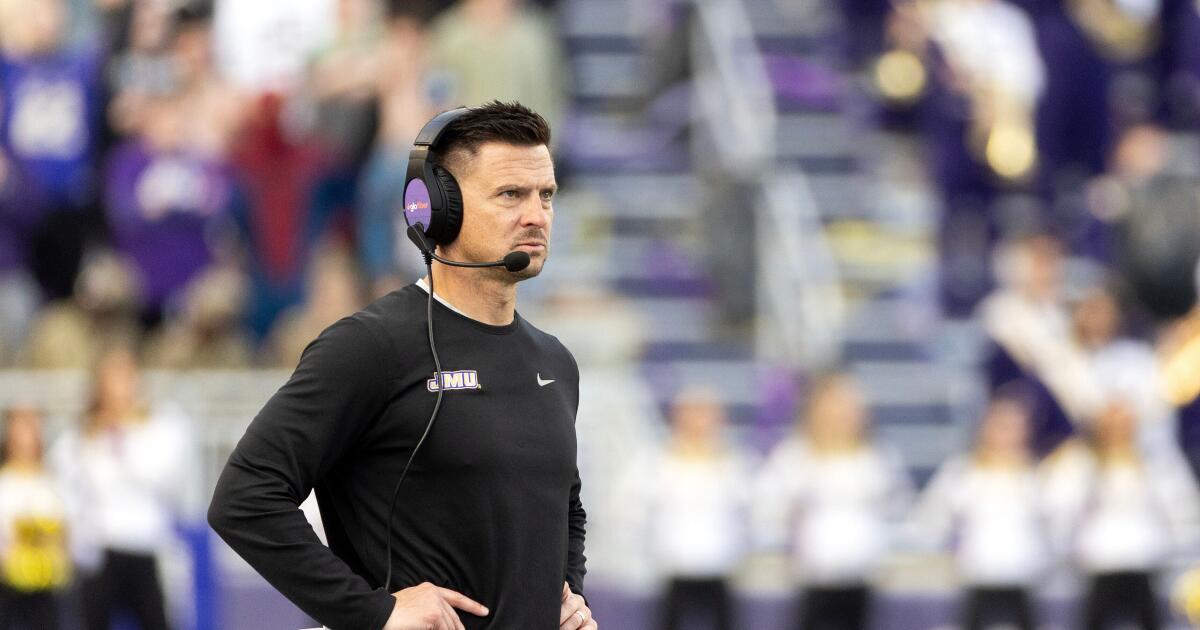 La Universidad de California en Los Ángeles contrata a Bob Chesney como su próximo entrenador de fútbol