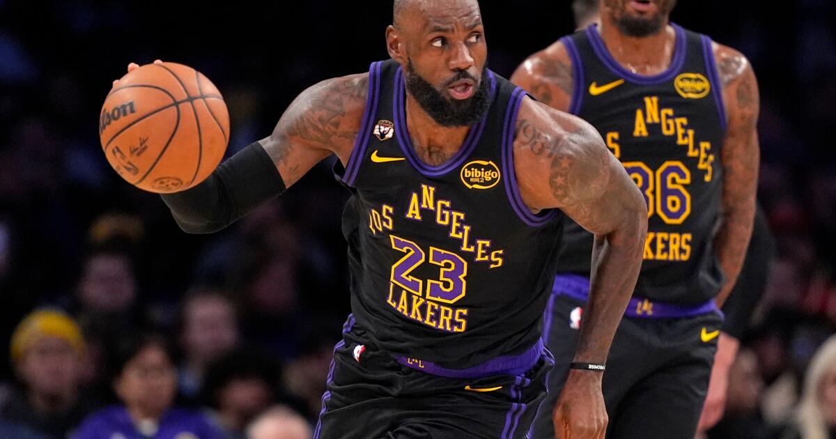urlhttps3A2F2Fcalifornia-times-brightspot.s3.amazonaws.com2Ff22Fdb2Fb81f0f454d528a673b0f49836d172Fhawks-lakers-basketball-09909.jpg