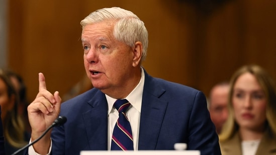 Los últimos momentos de Lindsey Graham: Las fotos muestran al senador siendo transportado en una camilla mientras los servicios médicos de emergencia luchaban por salvarlo.