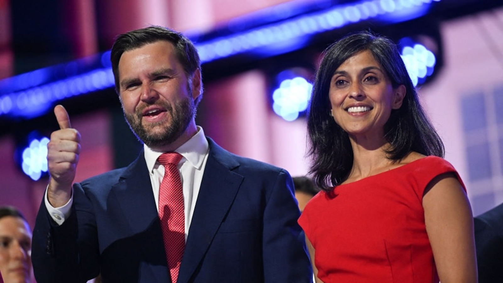 El vicepresidente JD Vance y la segunda dama Usha Vance dan la bienvenida a su cuarto hijo