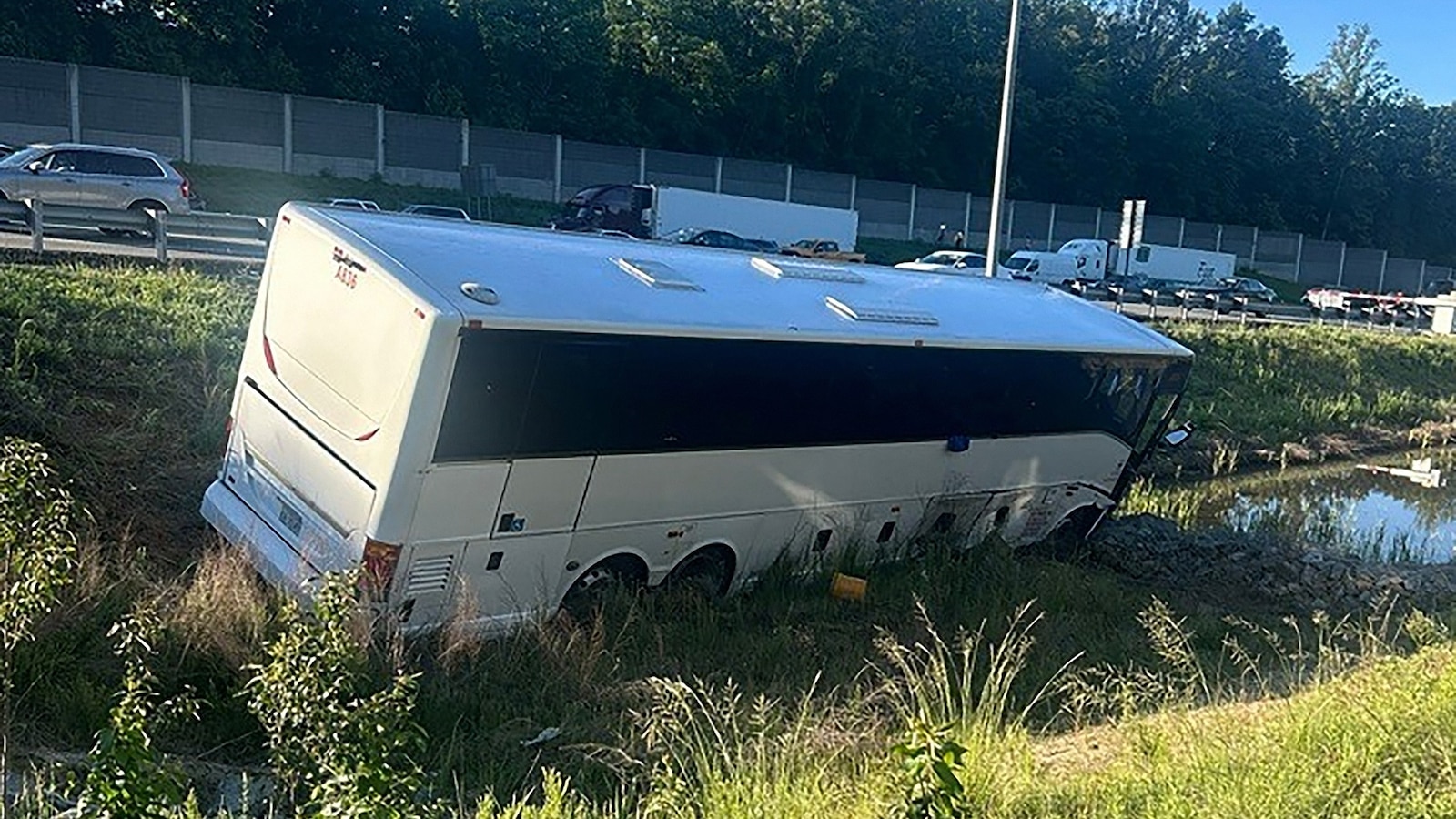 Niños de 13 y 7 años entre los 5 muertos en accidente masivo en la I-95 en Virginia: policía