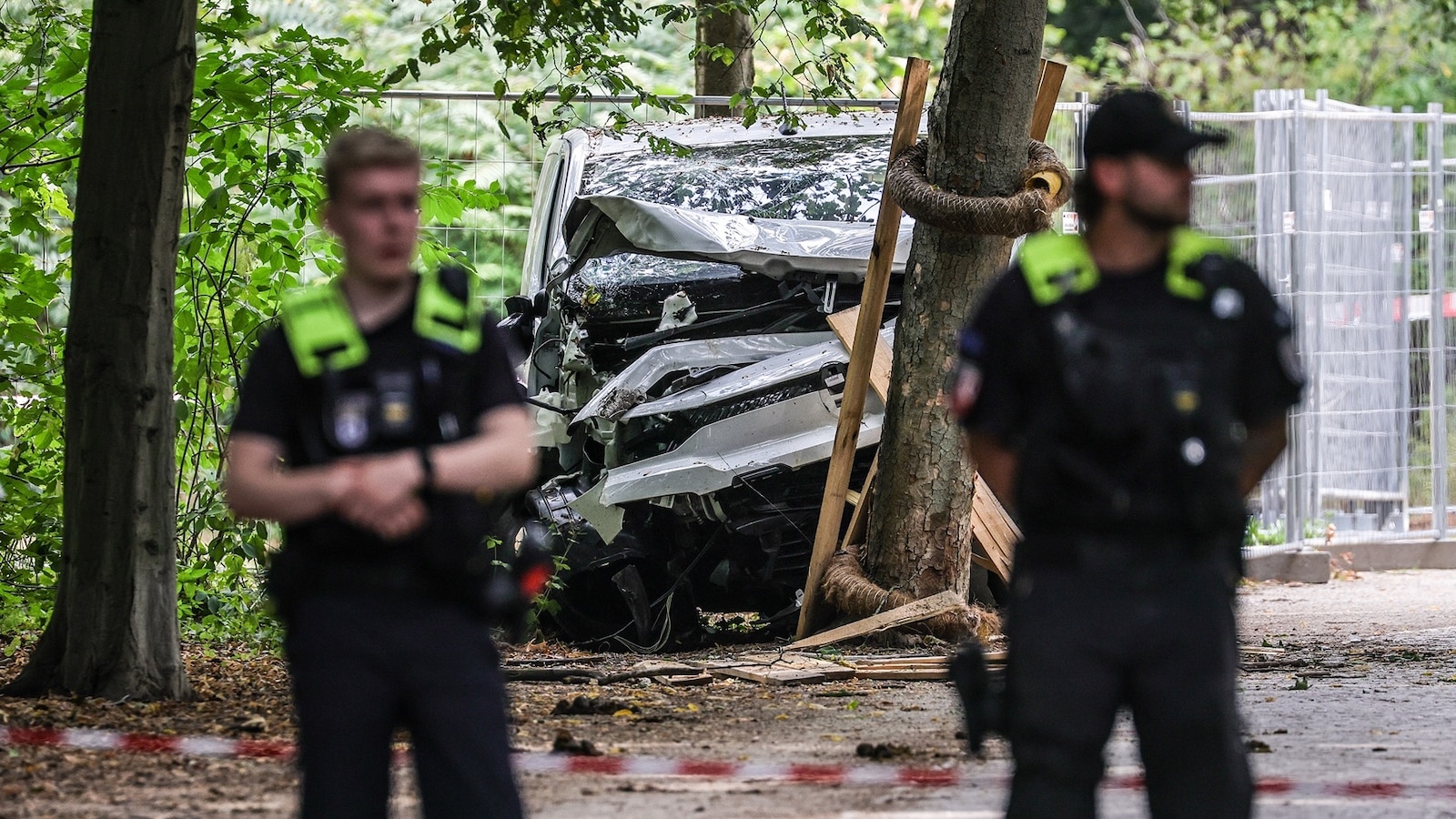 La policía de Berlín busca a un hombre de 21 años después de que un vehículo chocara contra una multitud en un desfile LGBTQ+