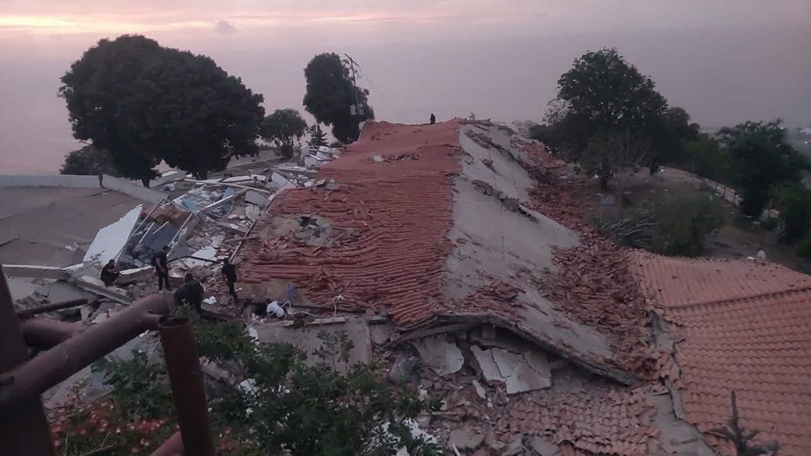 Un hotel que albergaba a más de 100 venezolanos recientemente deportados de Estados Unidos se derrumbó en terremotos mortales, dicen las familias
