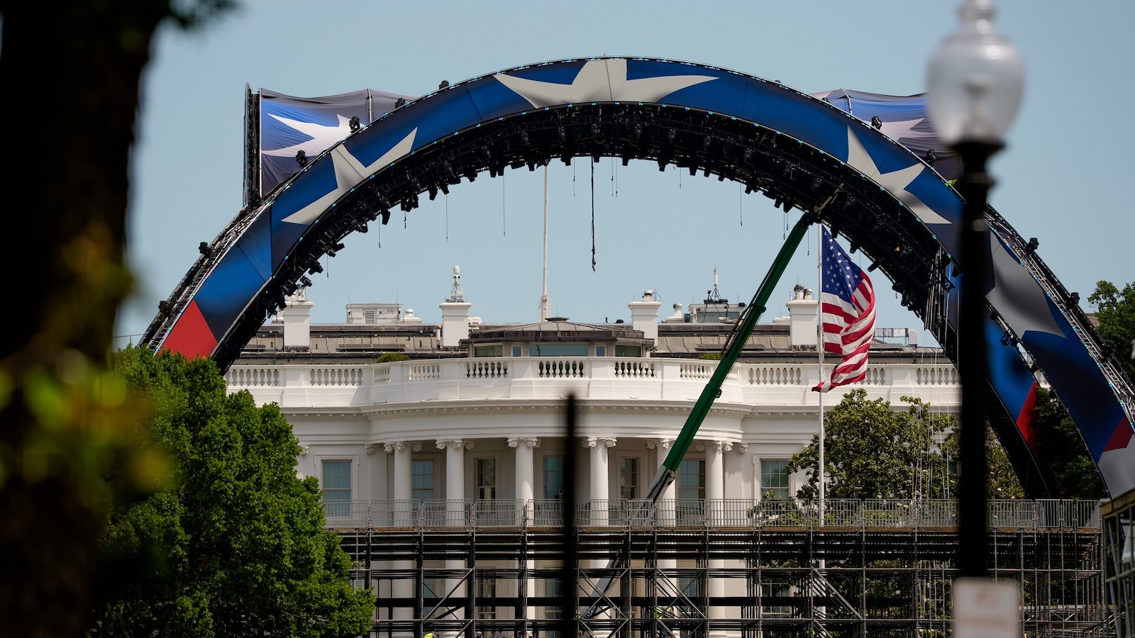 ‘Tal vez nunca lo derribemos’: Trump compara el estadio UFC de la Casa Blanca con la Torre Eiffel y dice que podría ser permanente