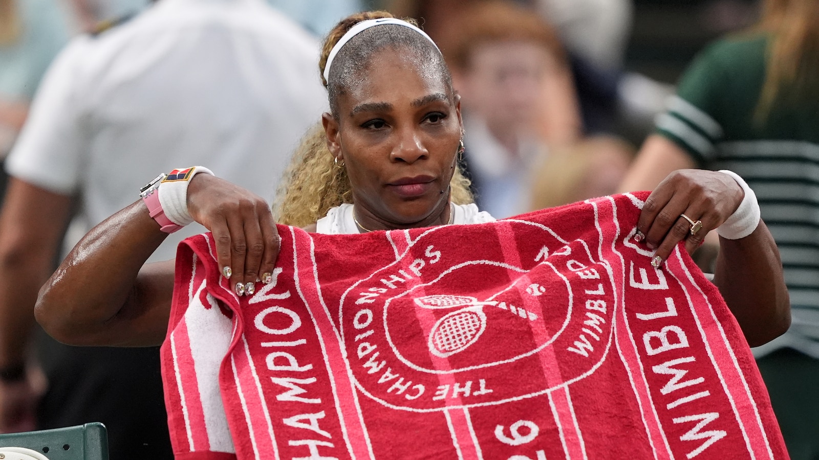 Serena Williams se retira del partido de dobles de Wimbledon por lesión