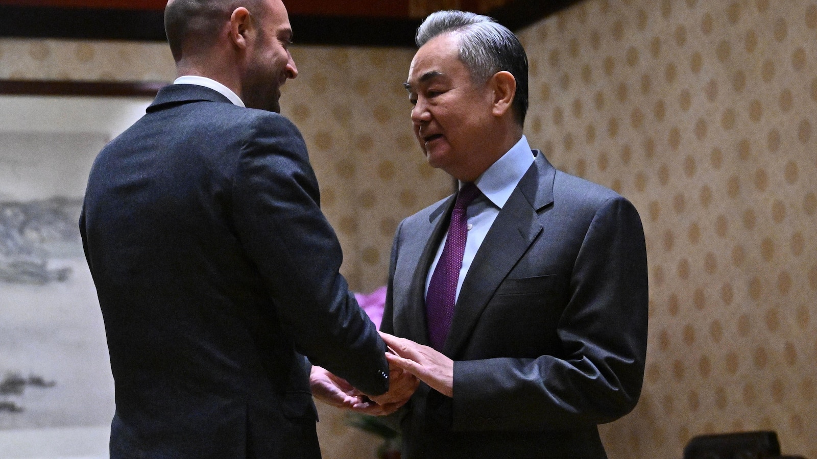 El máximo diplomático de China critica la venta de armas de Estados Unidos a Taiwán mientras se desarrollan ejercicios militares