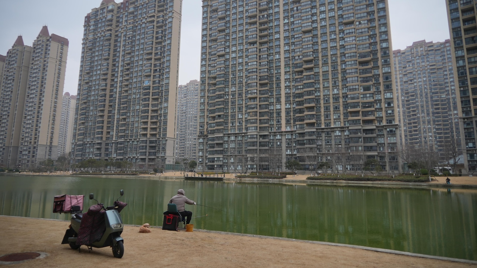 A medida que la economía de China se desacelera, algunos compran apartamentos baratos para ‘jubilarse’ anticipadamente
