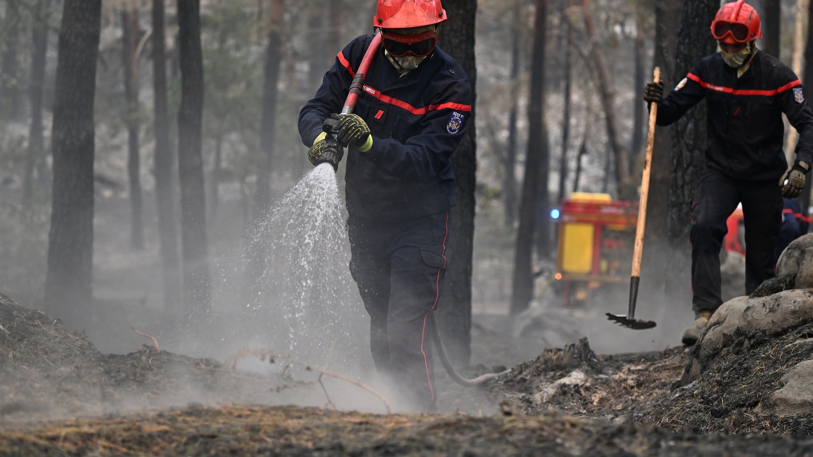 1.000 personas evacuadas tras un incendio cerca de París; Las autoridades españolas identifican a las víctimas del incendio