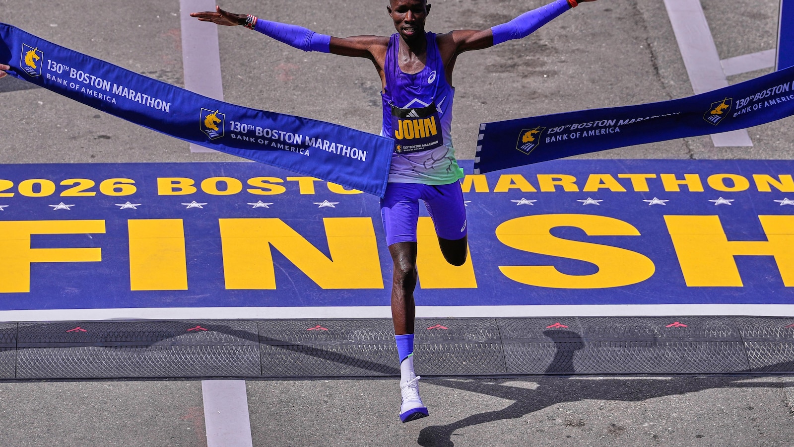 El actual campeón John Korir bate el récord del maratón de Boston y repite lo de Sharon Lokedi