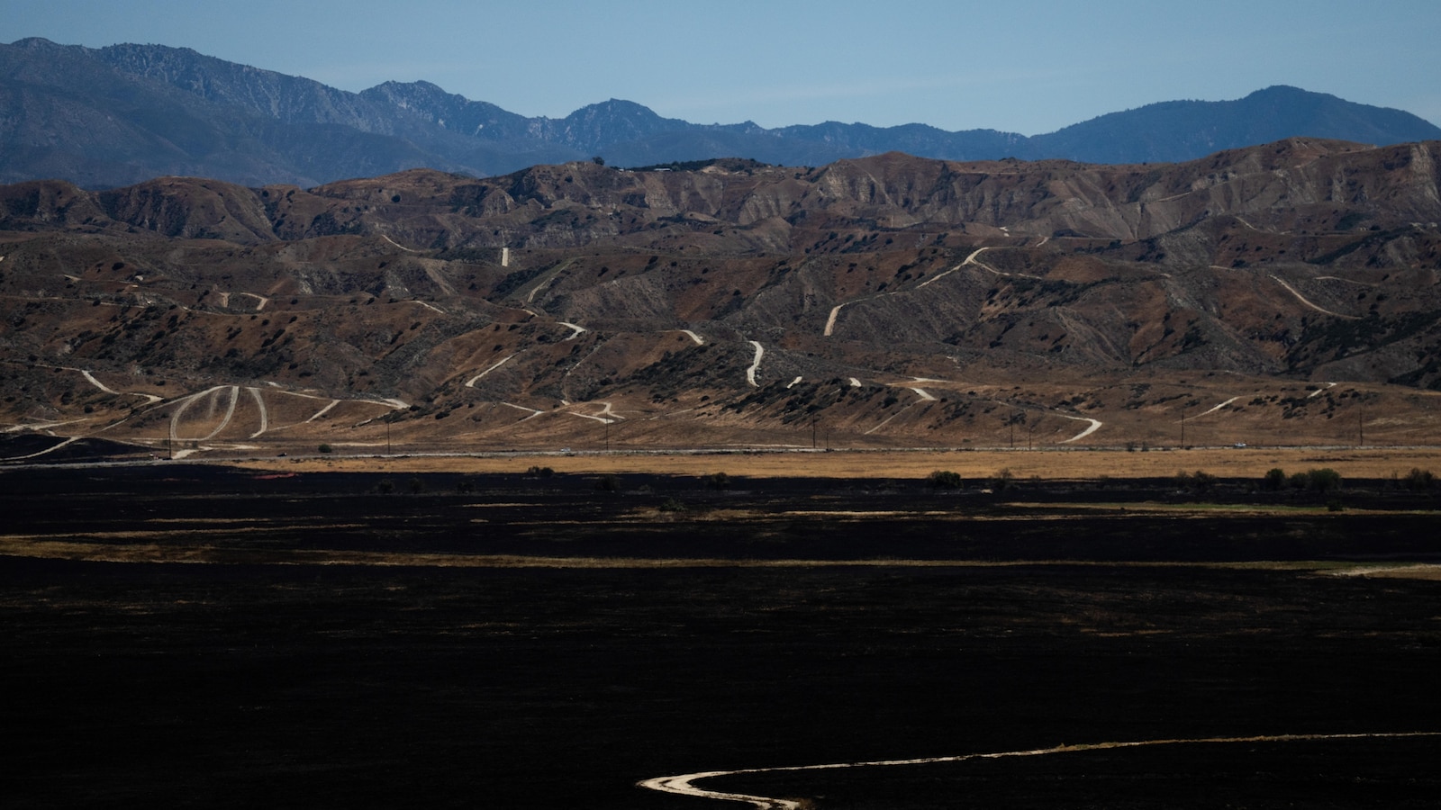 Las cuadrillas avanzan en la lucha contra los incendios forestales del sur de California