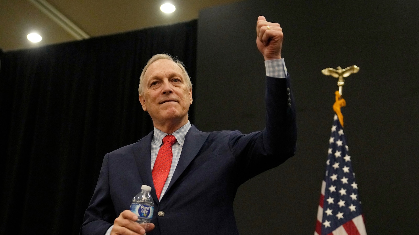 Andy Biggs gana la nominación republicana para desafiar a la demócrata Katie Hobbs a la gobernación de Arizona