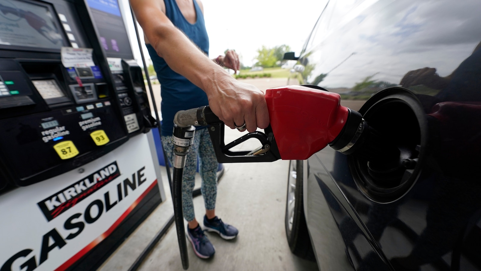 Los precios de la gasolina en EE.UU. caen por debajo de los 4 dólares por primera vez desde marzo