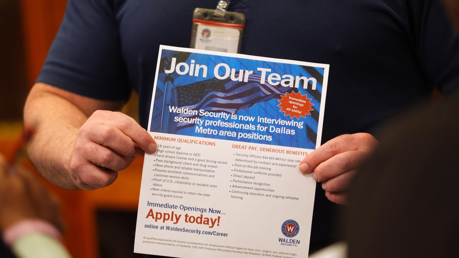 Las solicitudes estadounidenses de ayuda por desempleo caen a 206.000 la semana pasada mientras los despidos siguen siendo bajos