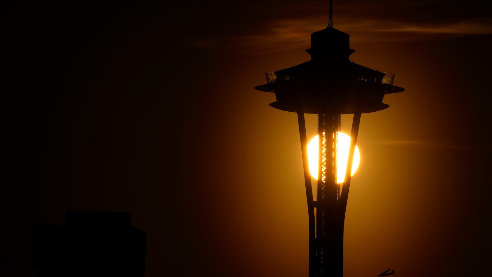 La policía de Seattle busca a dos hombres que se lanzaron en paracaídas desde la Aguja Espacial