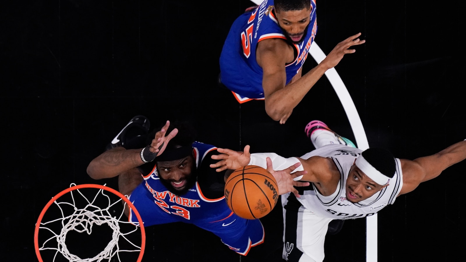 Wemby falla tarde, los Knicks vencieron a los Spurs 105-104 y tomaron ventaja de 2-0 en las Finales de la NBA