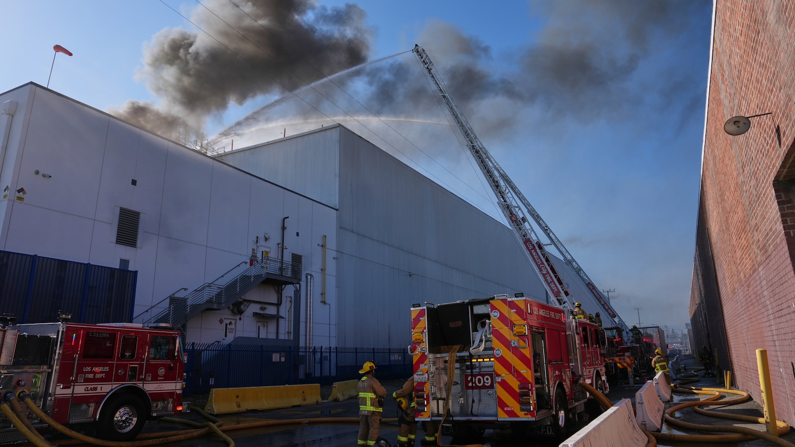 Incendio en almacén de Los Ángeles provoca órdenes de quedarse en casa debido al aire peligroso