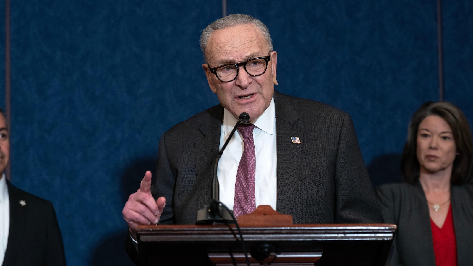 Schumer afirma que tres de sus oficinas de Nueva York fueron objeto de amenazas de bomba