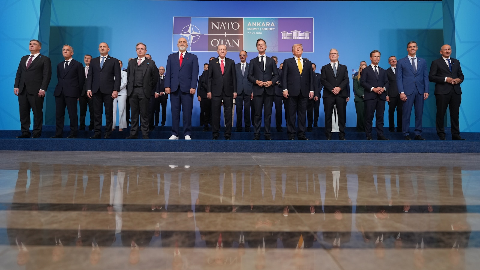 El presidente turco Erdogan entregó a los líderes de la OTAN un revólver grabado a cada uno.