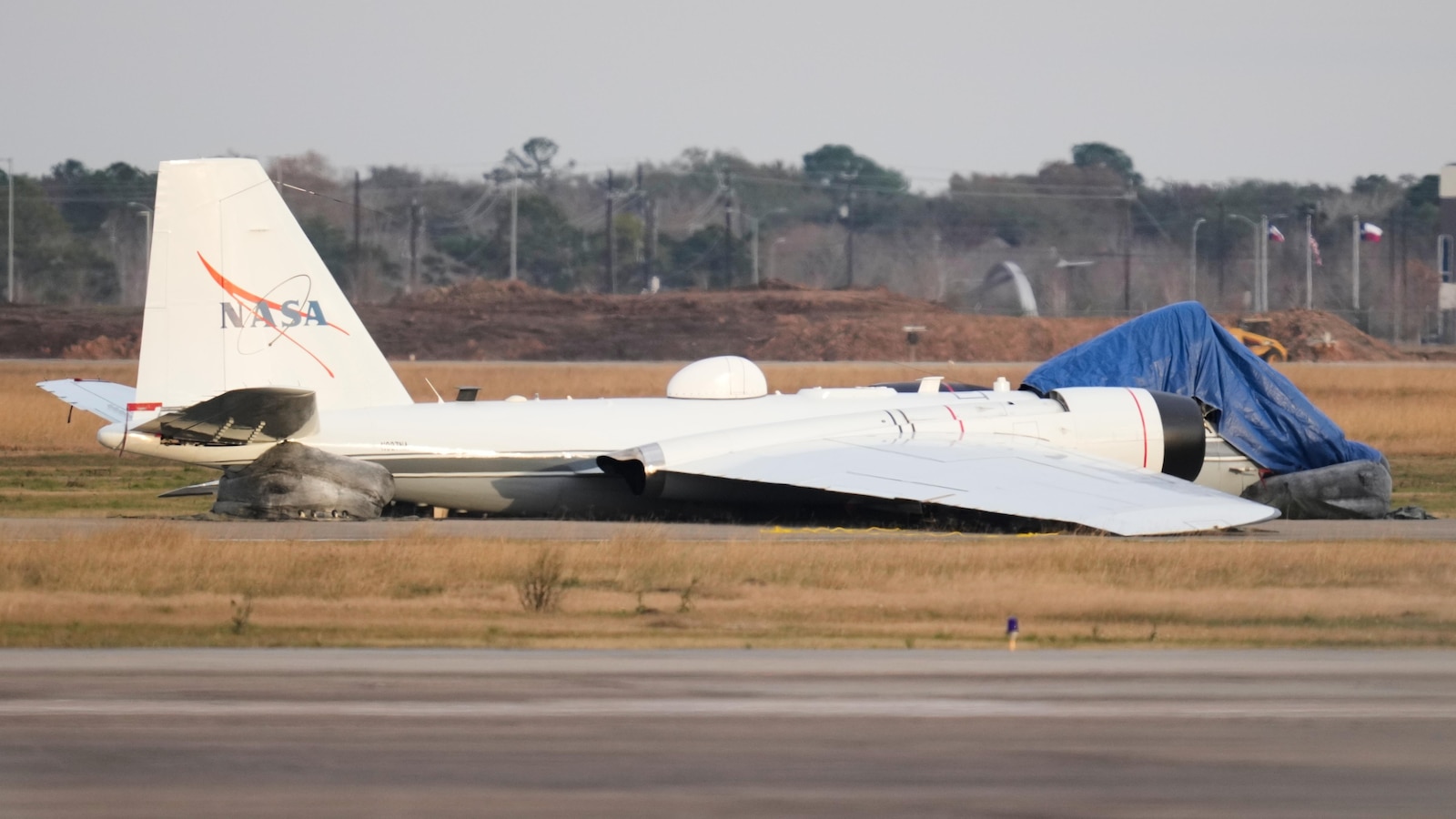 El vídeo muestra llamas saliendo de un avión de la NASA que aterrizó sin tren de aterrizaje.